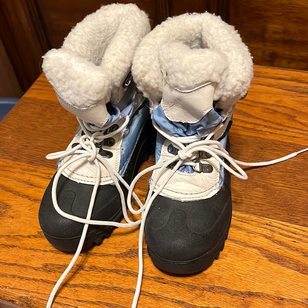 Girls size 1 Itasca snow boots waterproof